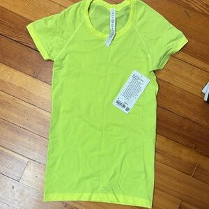 NWT lululemon Swiftly Tech Short Sleeve 2.0 in Neon Yellow size 4